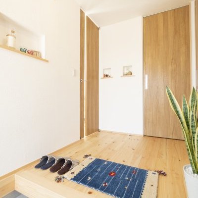 【深谷市・熊谷市・秩父市】注文住宅の玄関は広い方がいい？後悔しない広さと使いやすさのポイント