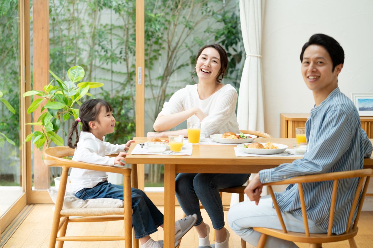 住まいの空気感や肌ざわりにこだわった内装は調湿・脱臭効果に優れた漆喰壁と四季を通じて心地よい足ざわりが魅力の無垢床を採用。住まう人の健康や快適さにも配慮しています。