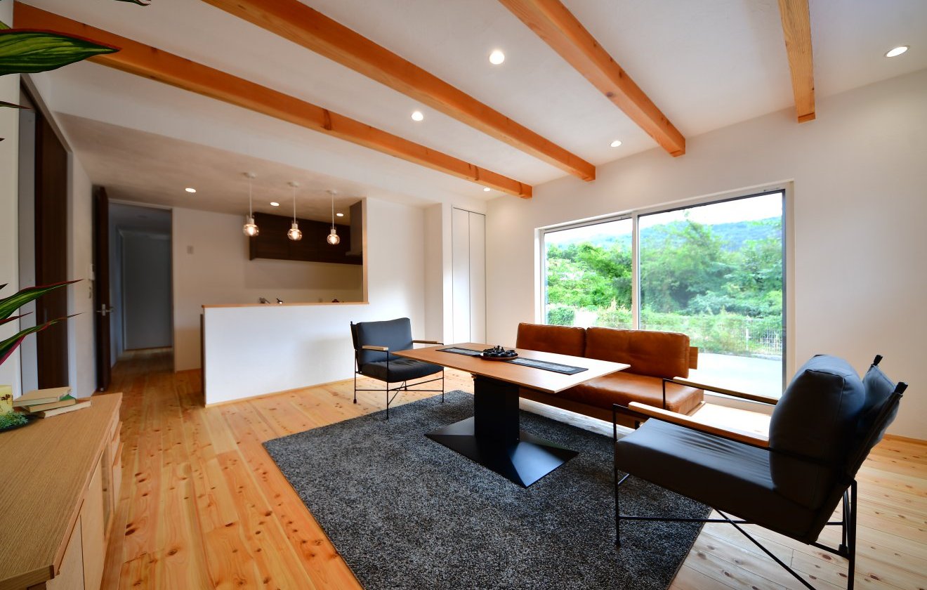 調湿性に優れた“漆喰壁”が生み出すやわらかな空気感と、足触りが心地よい“桧の無垢床”が広がるLDK。大きな窓から入る自然光が木の質感を美しく照らし、ゆったりと落ち着ける空間をつくり出します。自然素材ならではの心地よさに包まれながら、家族がくつろぎ、つながりを感じられるリビングです。