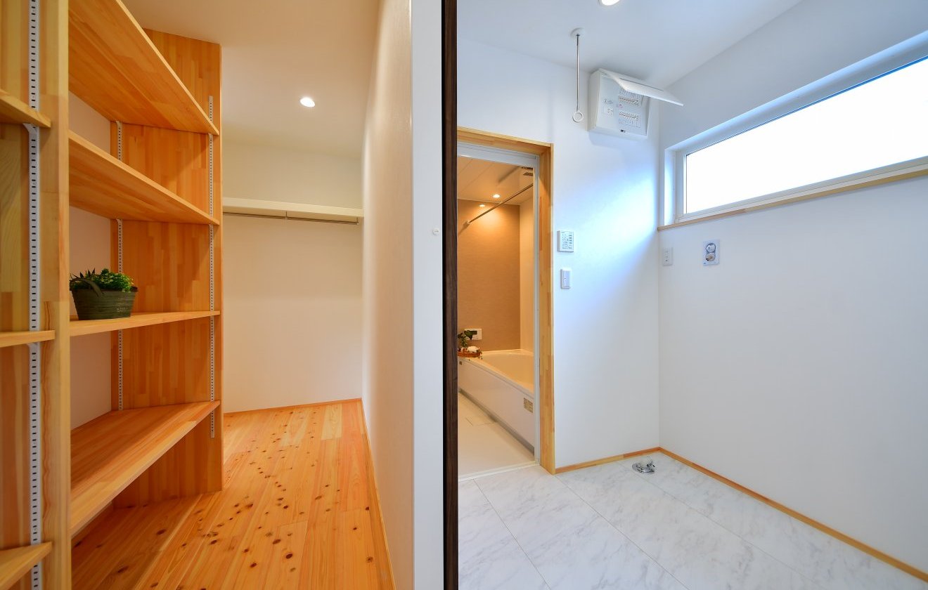 LDKからそのままアクセスでき、ランドリーや脱衣室ともつながる便利な回遊動線が魅力のファミリークローゼット。行き止まりのない動線で“移動のムダ”がなく、家事も身支度もスムーズにこなせます。可動棚とハンガーパイプを備えた豊富な収納力で、衣類から日用品までスッキリ整理整頓。家族全員が使いやすい“暮らし効率のよい収納スペース”です。