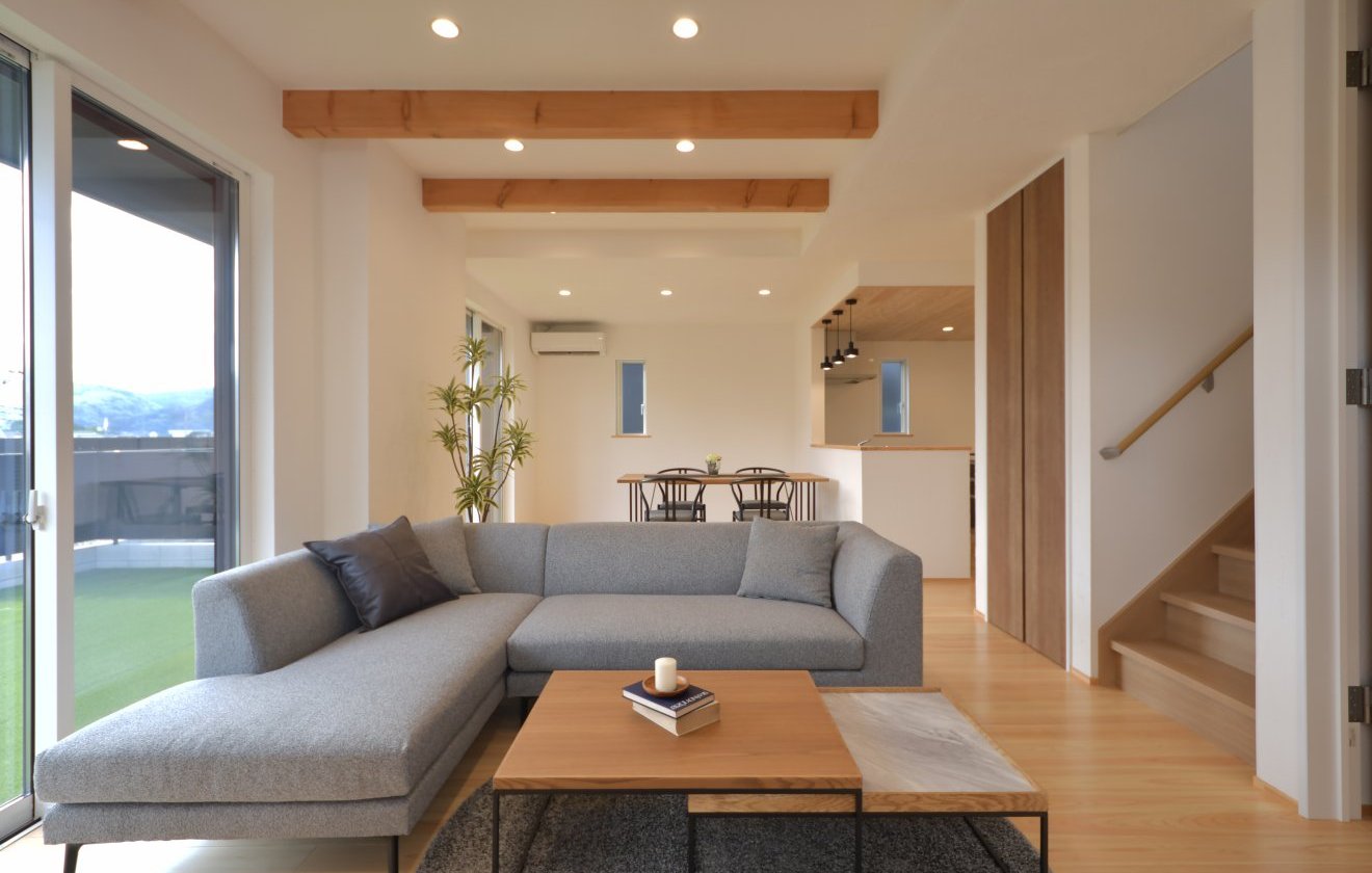 天井と壁には、優しい質感が魅力の“漆喰”を採用し、空気まで清らかに感じるLDK。足触りのよい桧の無垢床とあたたかな色味で、家族が自然とくつろげる空間に仕上げています。大きな窓からは光がたっぷりと入り、化粧梁の存在感がほどよいアクセントに。明るさと落ち着きが共存する、居心地のよいリビング・ダイニングです。