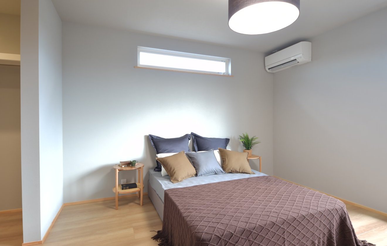 やわらかな光を届けるオシャレな照明が、寝室全体を穏やかで落ち着いた雰囲気に演出。ゆったりとした時間が流れる、心地よいリラックス空間が広がります。広々としたウォークインクローゼットを完備しているため、衣類や小物をまとめて収納でき、毎日の身支度もスムーズに。さらに、寝室から直接バルコニーへ出入りできるため、朝の光や風を感じながら、気持ちよく一日を始められます。