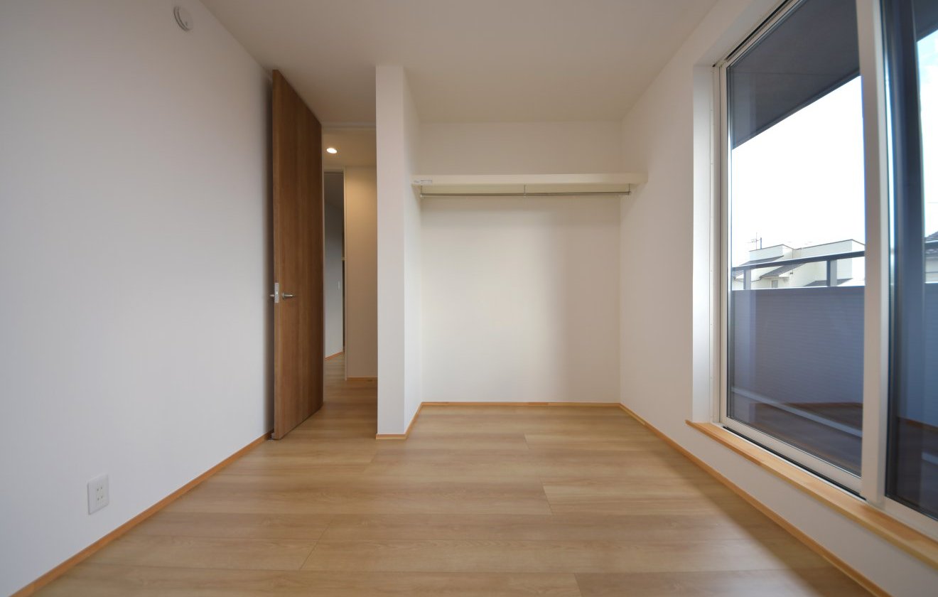 大きな窓から明るい光が差し込み、バルコニーへも直接出入りできる便利な洋室。風通しも良く、日中は自然光が心地よく広がる快適な空間です。奥には使い勝手のよいクローゼットを備え、衣類だけでなく日用品の収納にも便利。子ども部屋、書斎、趣味スペースなど、暮らしに合わせて多目的に使える一室です。