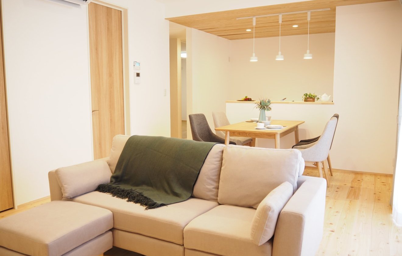 約18帖のLDKは、天井と壁を漆喰で包み込み、やわらかな白が空間全体に清潔感と明るさをもたらします。足元には桧の無垢床を敷き、歩くたびに感じる木の温もりが、日常を穏やかに彩ります。天井に伸びる化粧梁が、空間に心地よい高さと奥行きを生み出し、家族が集う場所に、開放感と落ち着きを同時に演出。自然素材の魅力を五感で味わえる、上質なLDKです。