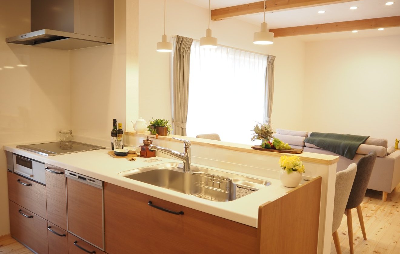 天井には杉板を張り、自然な木目がキッチン空間にあたたかさと奥行きをもたらします。漆喰の壁と天井、そして桧の無垢床が調和し、素材の心地よさを五感で感じられる場所に仕上げました。腰壁越しにLD全体を見渡せる設計で、料理をしながら家族の気配を感じられる安心感も魅力。毎日の家事時間が、穏やかで豊かなひとときへと変わるキッチンです。