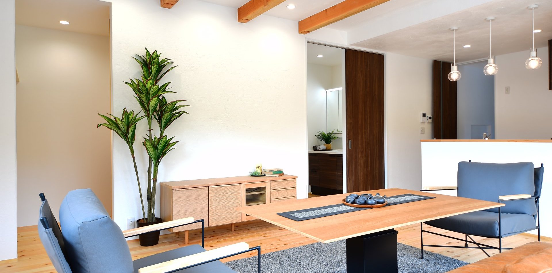 大里郡寄居町桜沢｜【2026.04.18 GRAND OPEN】スタイリッシュなファサードと自然素材のインテリアで飽きのこない平屋