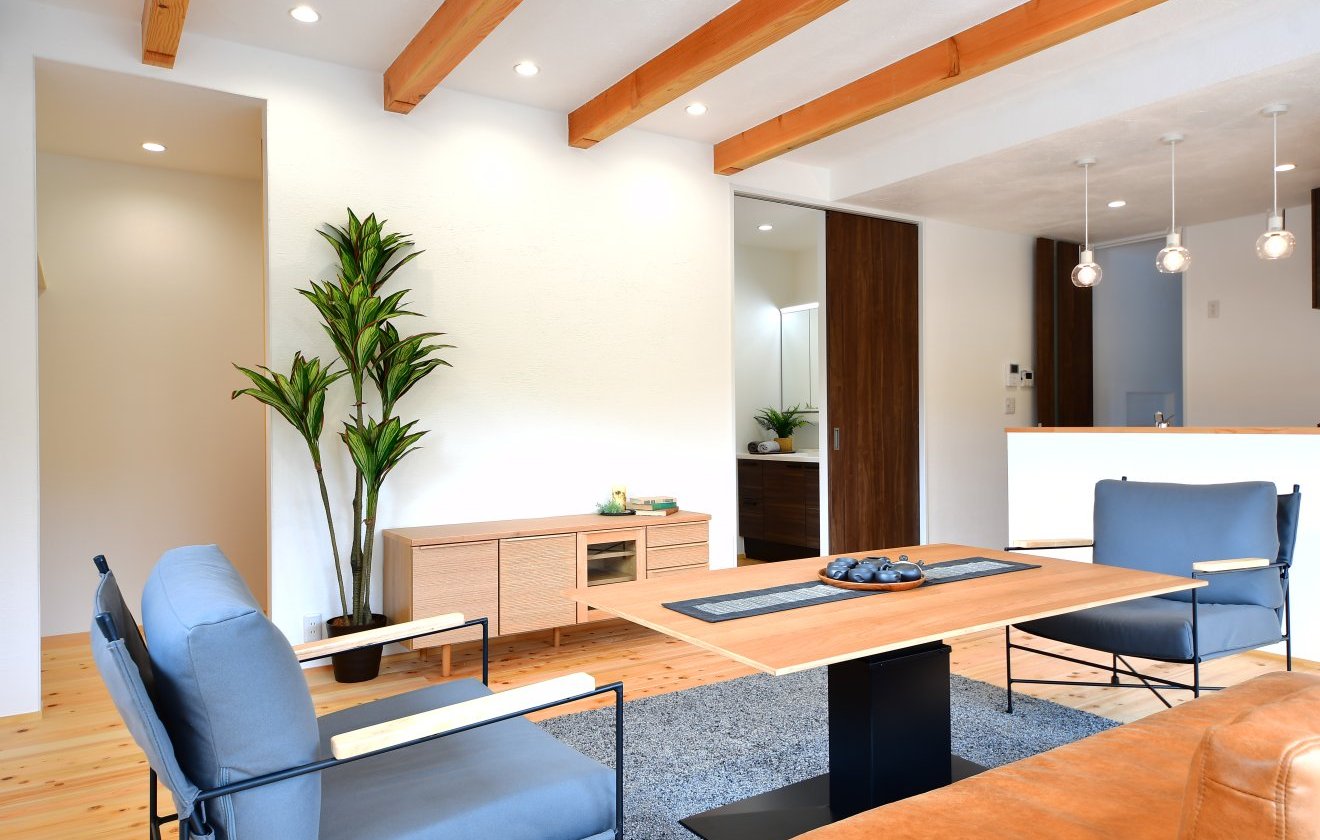 玄関を一歩入った時から天然木の香りと漆喰の安心感に包まれる自然素材の家。LDKには天然木の化粧梁も織り交ぜ、心がほぐれる住空間を叶えました。※画像はイメージです。