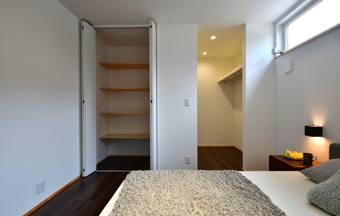 家族間のプライバシーにも配慮した平屋の家で、約８帖の主寝室には２坪の広々WICを完備。季節ものや旅行グッズ、防災グッズも置ける豊富な収納力を実現。※画像はイメージです。