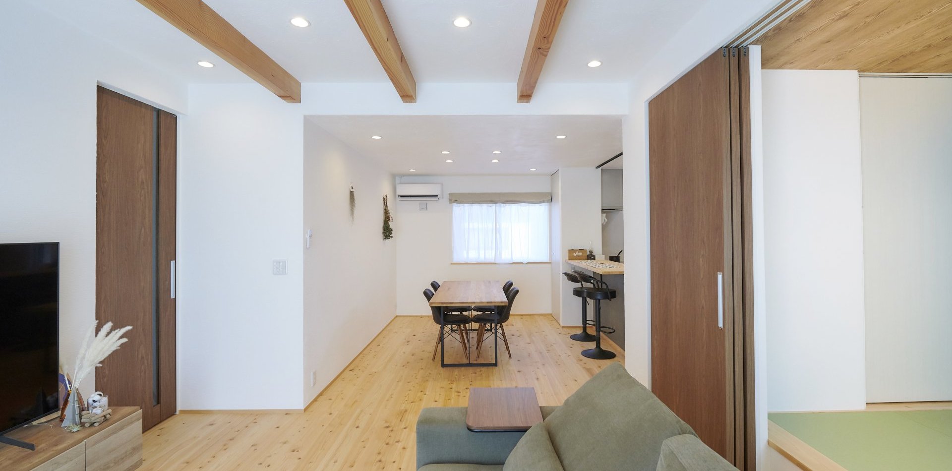 大里郡寄居町桜沢｜【2026.06.20 GRAND OPEN】高天井×化粧梁で開放感と立体感を演出したLDKのある暮らし
