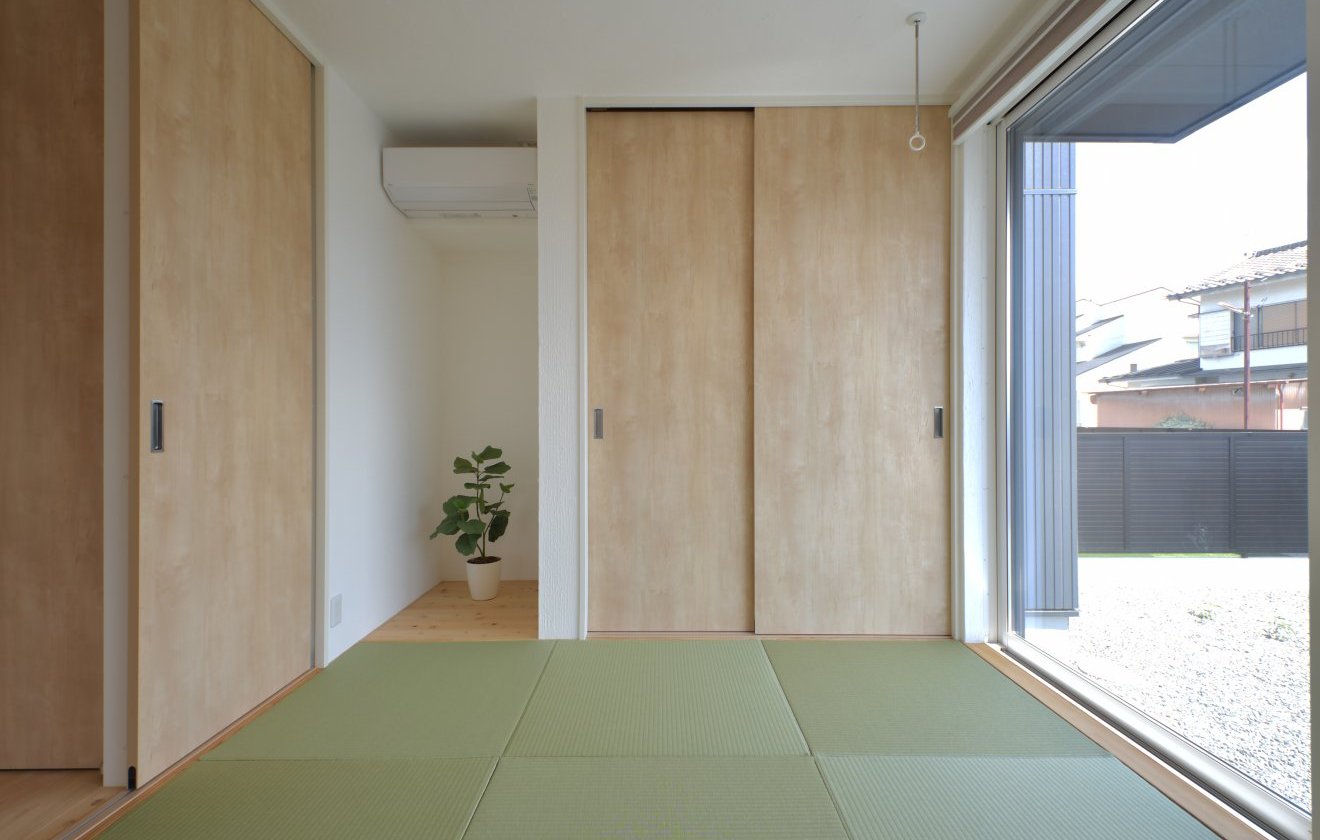 LDKに隣接する6帖の和室には、LDKとの間に扉を設けることで、日頃はLDKの一部として使いながらも、来客時にはゲストルームや、ひとり時間を愉しめるなど多目的に使える空間に。※画像はイメージです