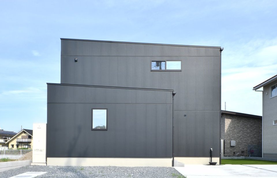 大里郡寄居町桜沢｜【2026.06.20 GRAND OPEN】高天井×化粧梁で開放感と立体感を演出したLDKのある暮らし