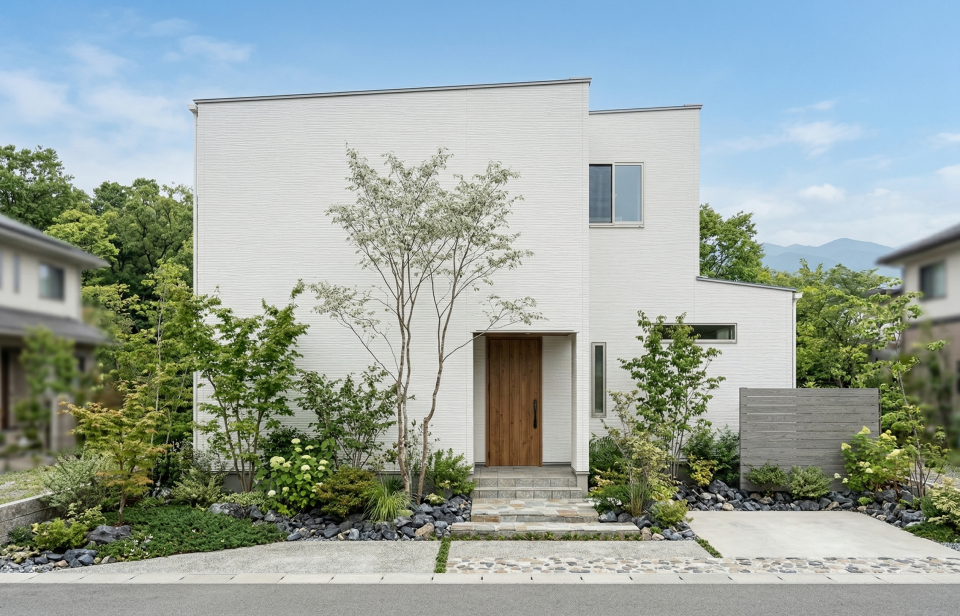 大里郡寄居町桜沢｜【2026.09.05 GRAND OPEN】2WAY玄関動線と吹き抜けが、家族の暮らしを心地よく整える自然素材の住まい