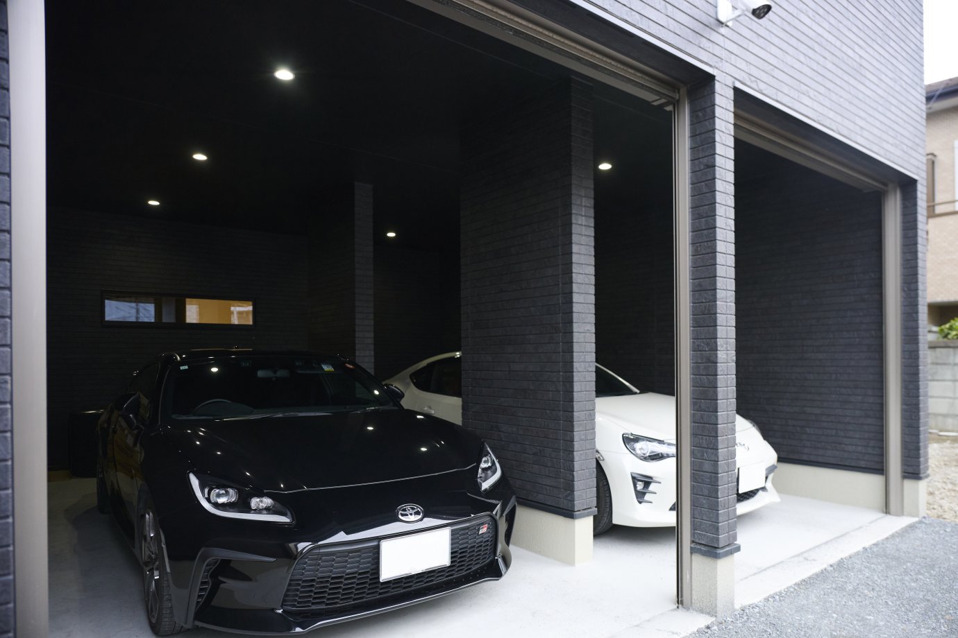デザイン性と機能性を備えたガレージ
